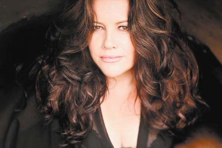 Hawaiian music songstress performs in benefit concert for Mana‘o Radio